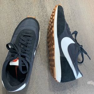 Ladies Used Size 7 Nike Sneakers